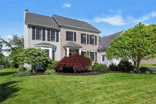 222 Gallant Fox Ln, Webster, NY 14580