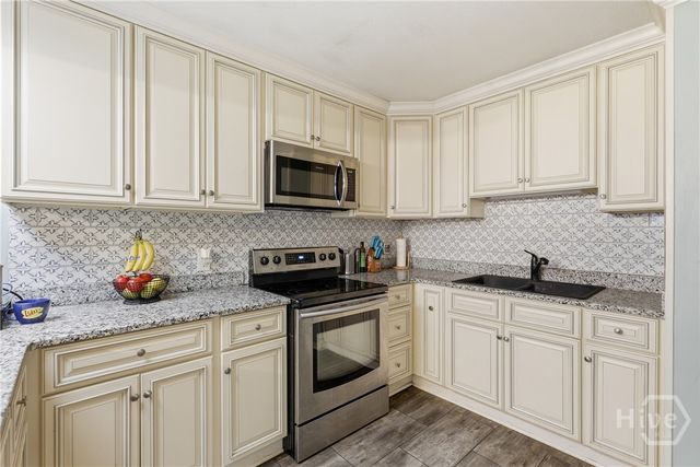 6 Lansing Avenue, Savannah, GA 31406