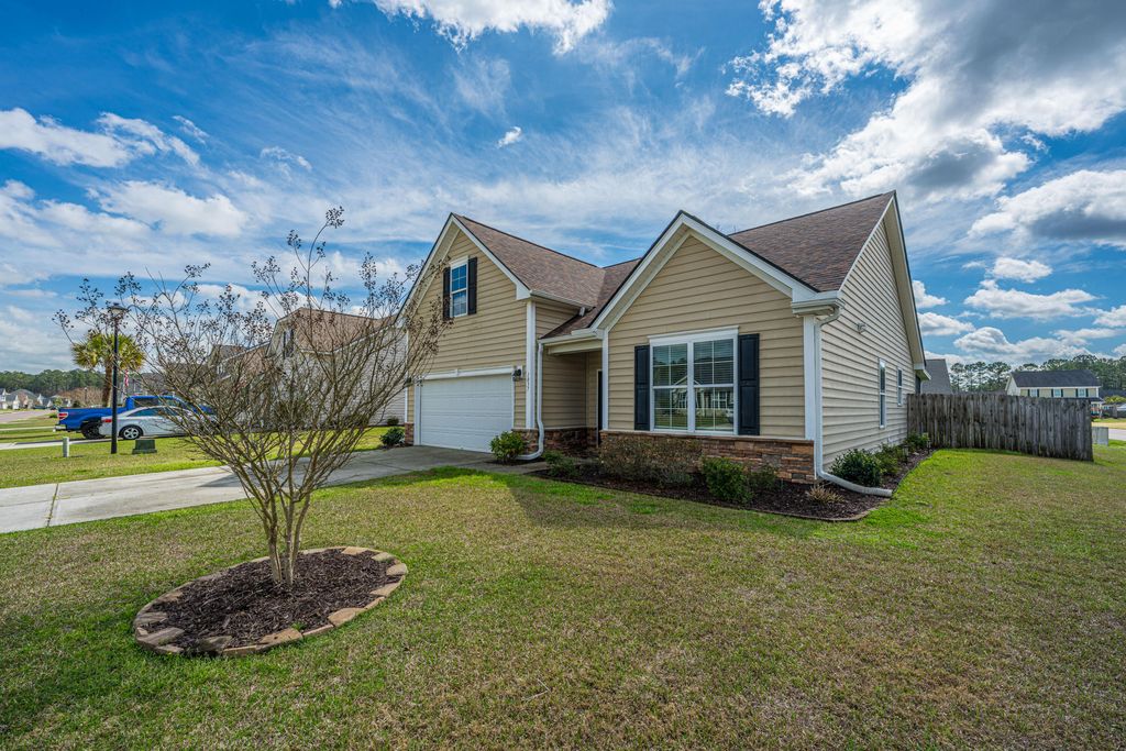 Image 3 of property listing at 1037 Bridlewood Farms Parkway, Ridgeville, SC 29472