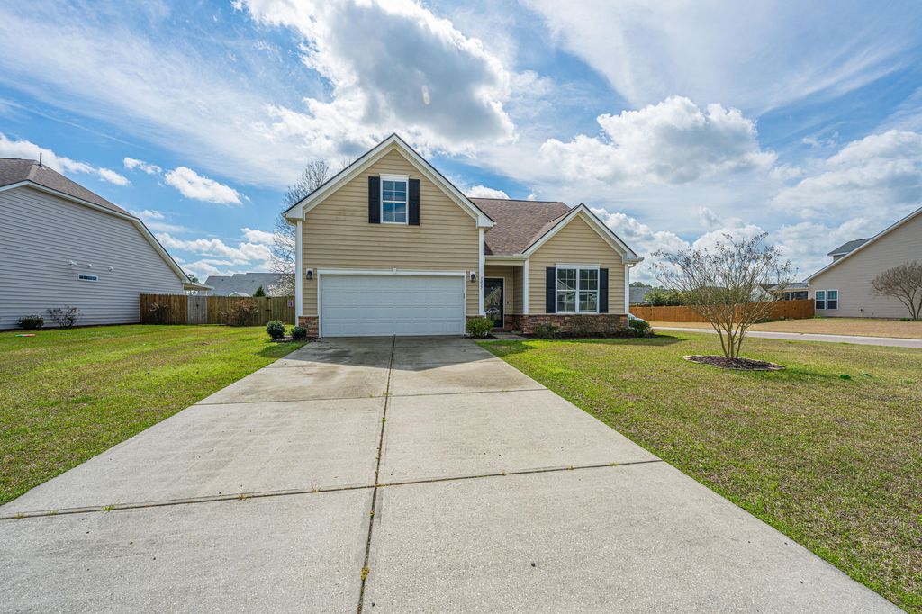 Image 4 of property listing at 1037 Bridlewood Farms Parkway, Ridgeville, SC 29472