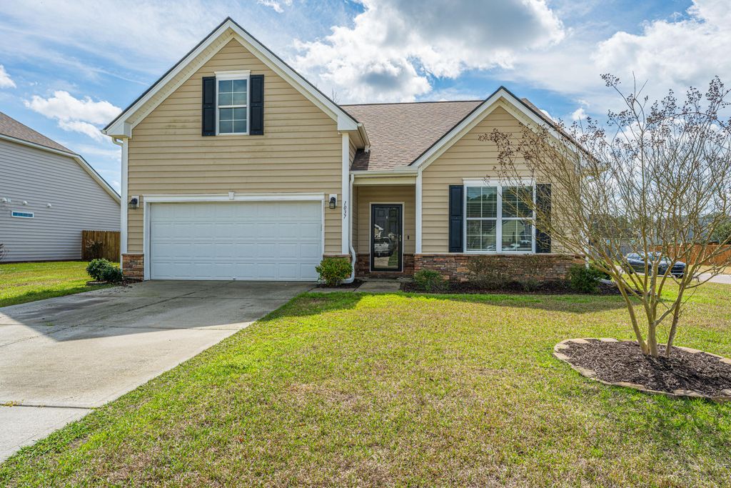 Image 5 of property listing at 1037 Bridlewood Farms Parkway, Ridgeville, SC 29472