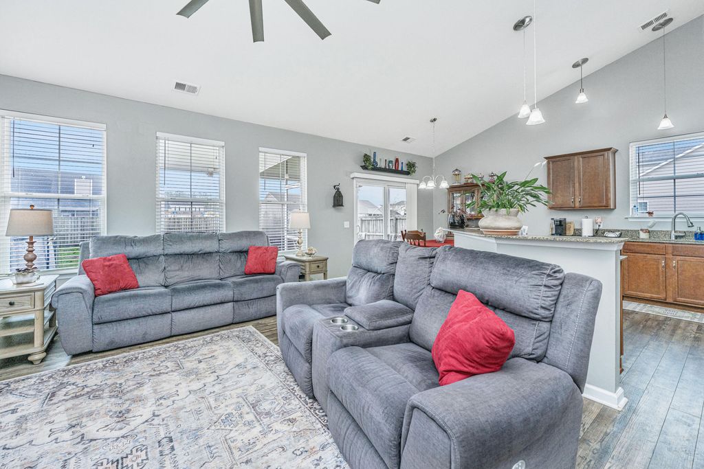 Image 8 of property listing at 1037 Bridlewood Farms Parkway, Ridgeville, SC 29472