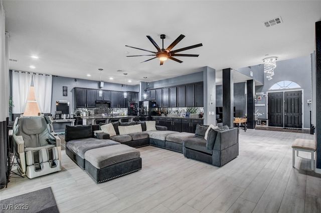 8826 Dramatic Gold Avenue, Las Vegas, NV 89178