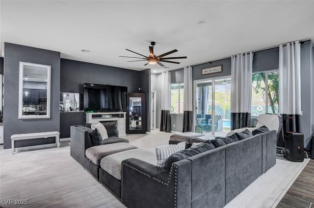 8826 Dramatic Gold Avenue, Las Vegas, NV 89178