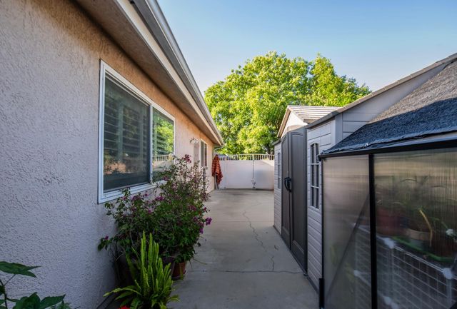 1510 E Goshen Avenue, Fresno, CA 93720