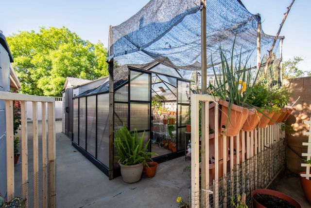 1510 E Goshen Avenue, Fresno, CA 93720