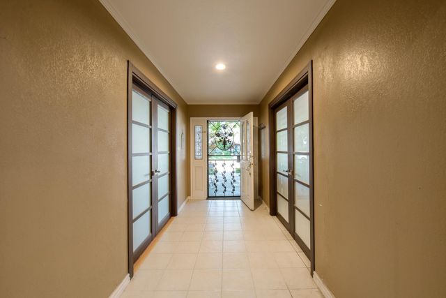 1510 E Goshen Avenue, Fresno, CA 93720