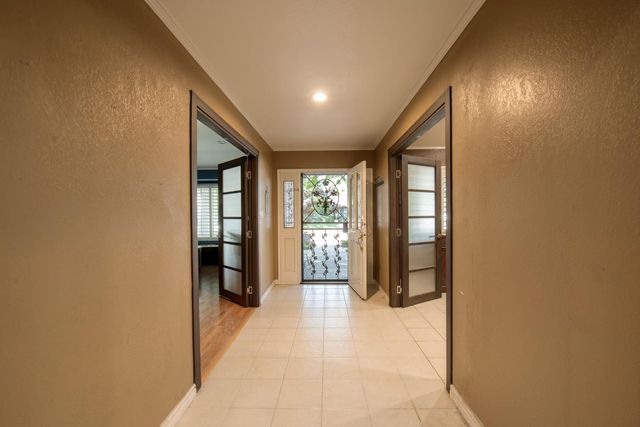 1510 E Goshen Avenue, Fresno, CA 93720