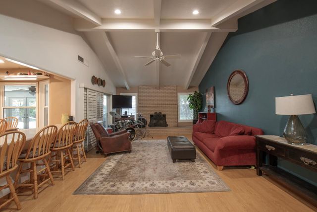 1510 E Goshen Avenue, Fresno, CA 93720