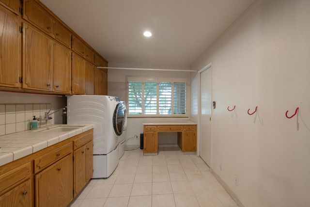 1510 E Goshen Avenue, Fresno, CA 93720