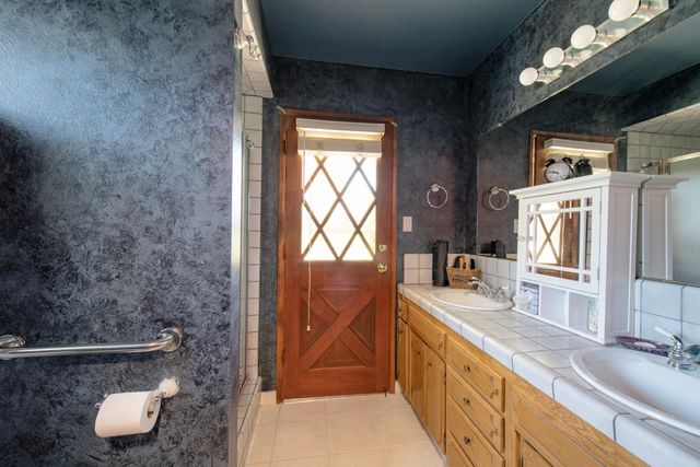 1510 E Goshen Avenue, Fresno, CA 93720