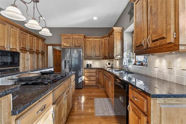 8615 NW Baker Road Circle, Kansas City, MO 64153