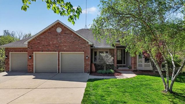 8615 NW Baker Road Circle, Kansas City, MO 64153