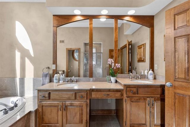 8615 NW Baker Road Circle, Kansas City, MO 64153