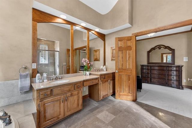 8615 NW Baker Road Circle, Kansas City, MO 64153