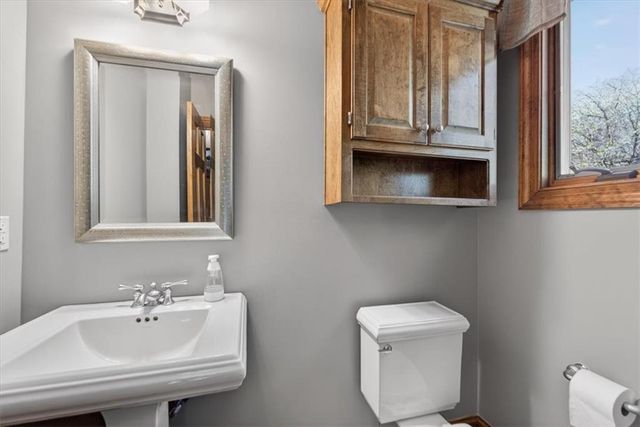 8615 NW Baker Road Circle, Kansas City, MO 64153