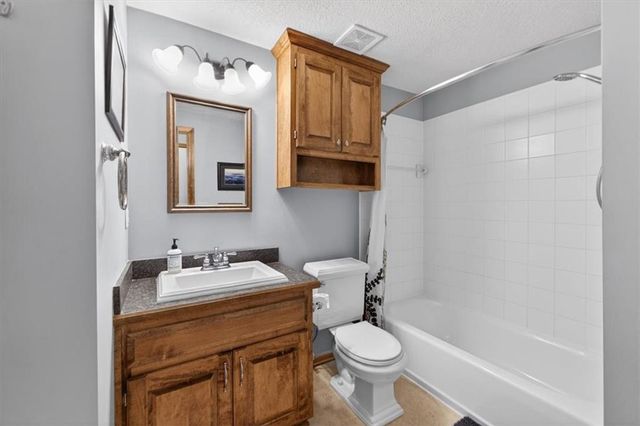 8615 NW Baker Road Circle, Kansas City, MO 64153