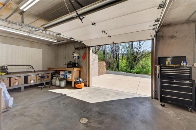 8615 NW Baker Road Circle, Kansas City, MO 64153