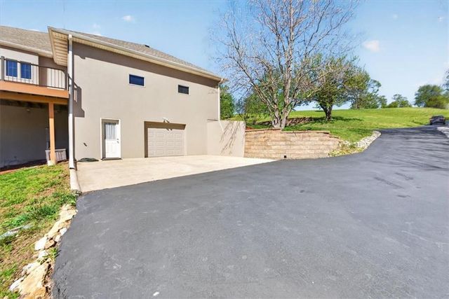 8615 NW Baker Road Circle, Kansas City, MO 64153
