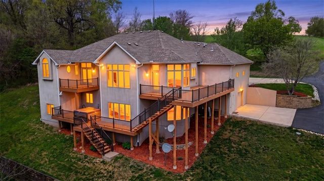 8615 NW Baker Road Circle, Kansas City, MO 64153