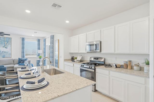 8870 E Moontear Way, Vail, AZ 85641