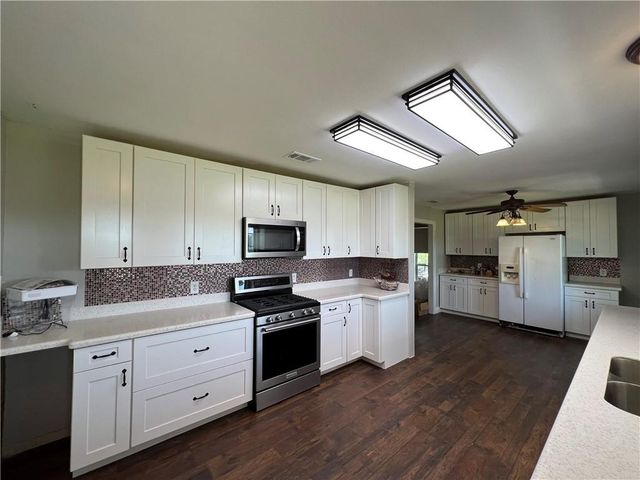 2120 Fm 1704, Elgin, TX 78621