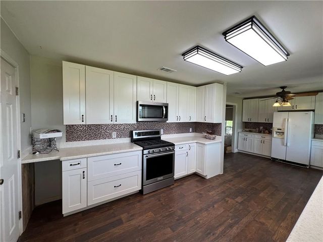2120 Fm 1704, Elgin, TX 78621