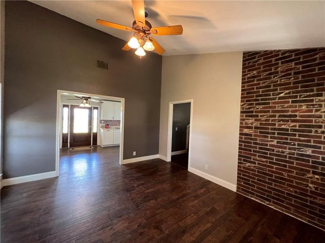 2120 Fm 1704, Elgin, TX 78621