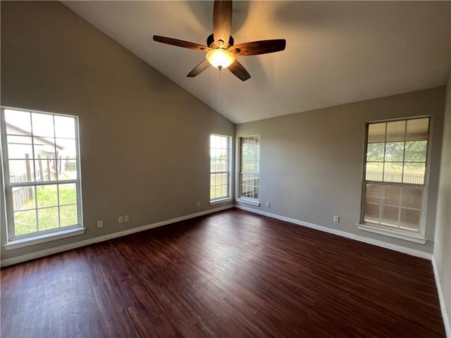 2120 Fm 1704, Elgin, TX 78621