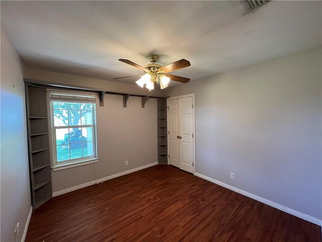 2120 Fm 1704, Elgin, TX 78621