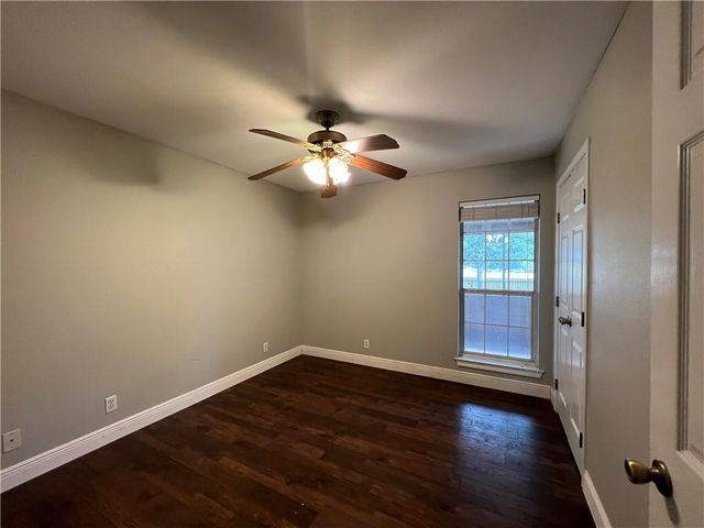 2120 Fm 1704, Elgin, TX 78621