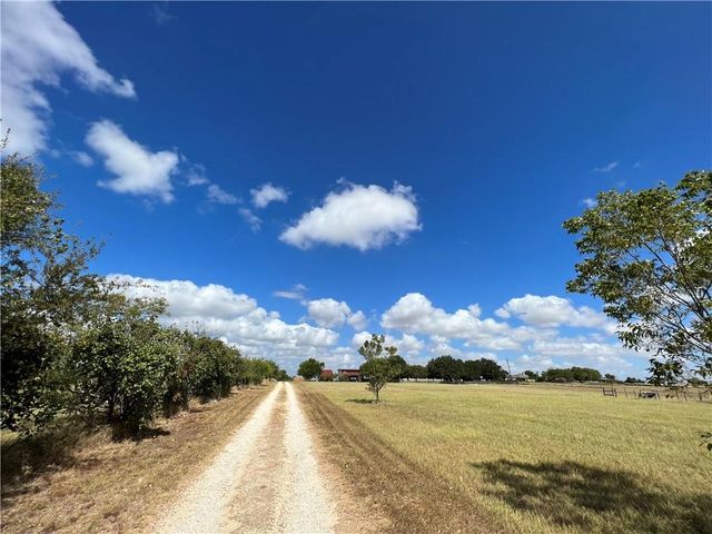 2120 Fm 1704, Elgin, TX 78621