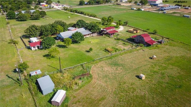2120 Fm 1704, Elgin, TX 78621