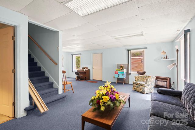 31 Barlow Road, Elk Park, NC 28622