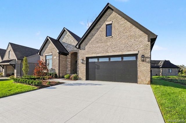 13834 Quail View Dr, Washington Township, MI 48094