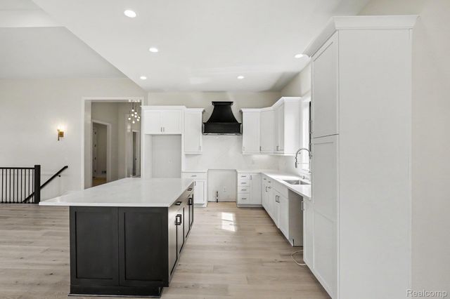 13834 Quail View Dr, Washington Township, MI 48094