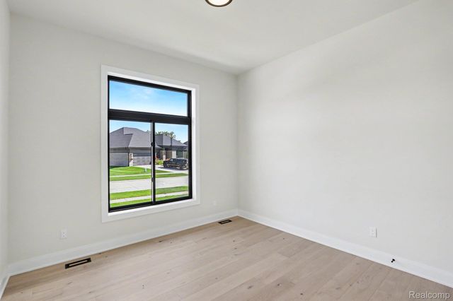 13834 Quail View Dr, Washington Township, MI 48094
