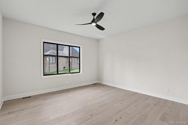 13834 Quail View Dr, Washington Township, MI 48094