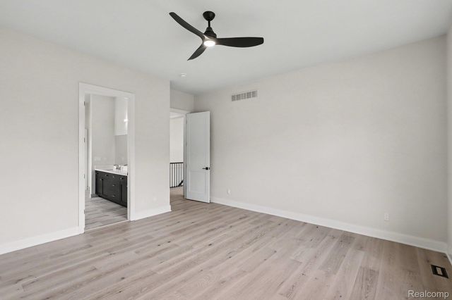 13834 Quail View Dr, Washington Township, MI 48094
