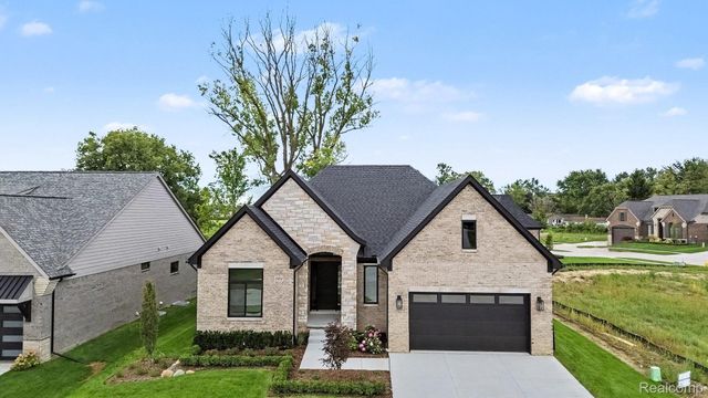13834 Quail View Dr, Washington Township, MI 48094