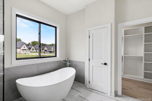 13834 Quail View Dr, Washington Township, MI 48094