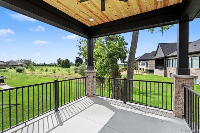 13834 Quail View Dr, Washington Township, MI 48094