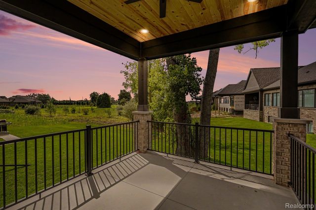 13834 Quail View Dr, Washington Township, MI 48094