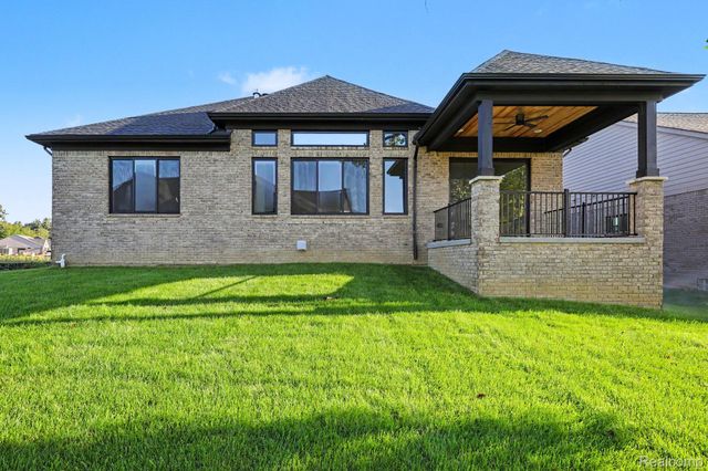 13834 Quail View Dr, Washington Township, MI 48094
