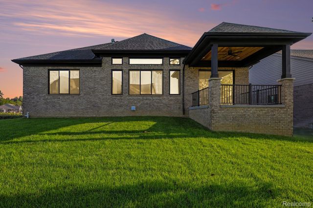 13834 Quail View Dr, Washington Township, MI 48094