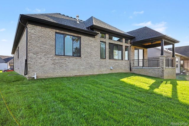 13834 Quail View Dr, Washington Township, MI 48094