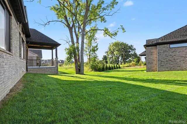 13834 Quail View Dr, Washington Township, MI 48094