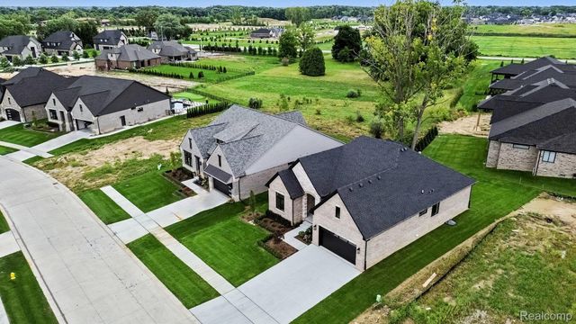 13834 Quail View Dr, Washington Township, MI 48094