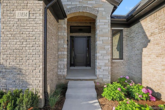 13834 Quail View Dr, Washington Township, MI 48094