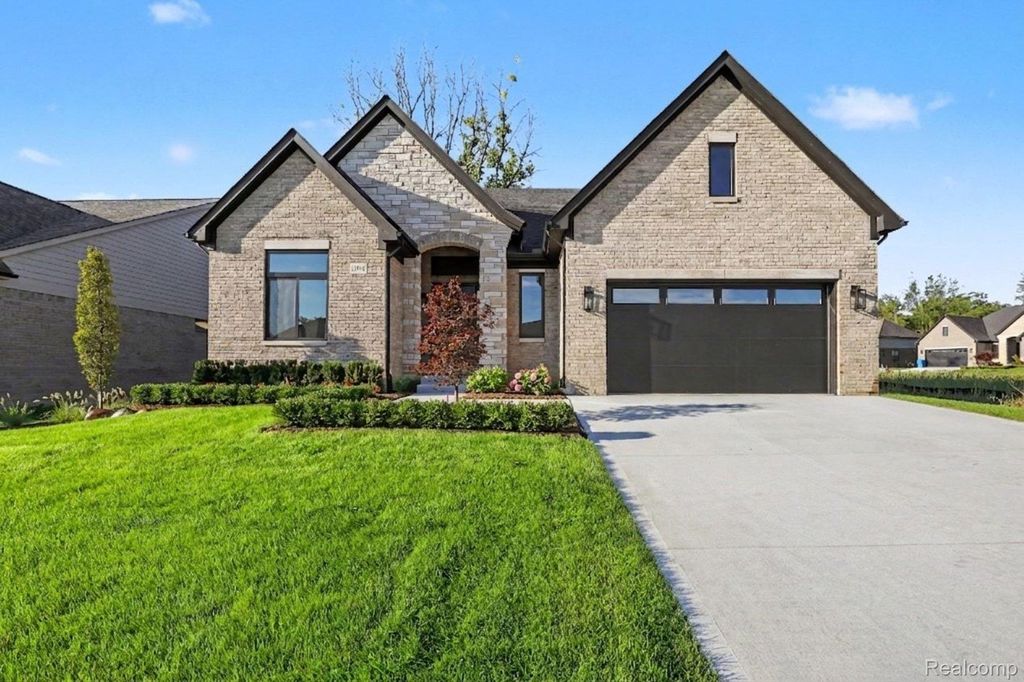 13834 Quail View Dr, Washington Township, MI 48094